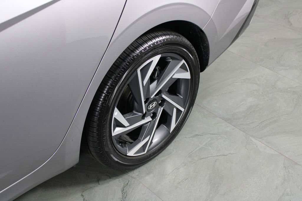 Used 2025 Hyundai Elantra SEL image 11