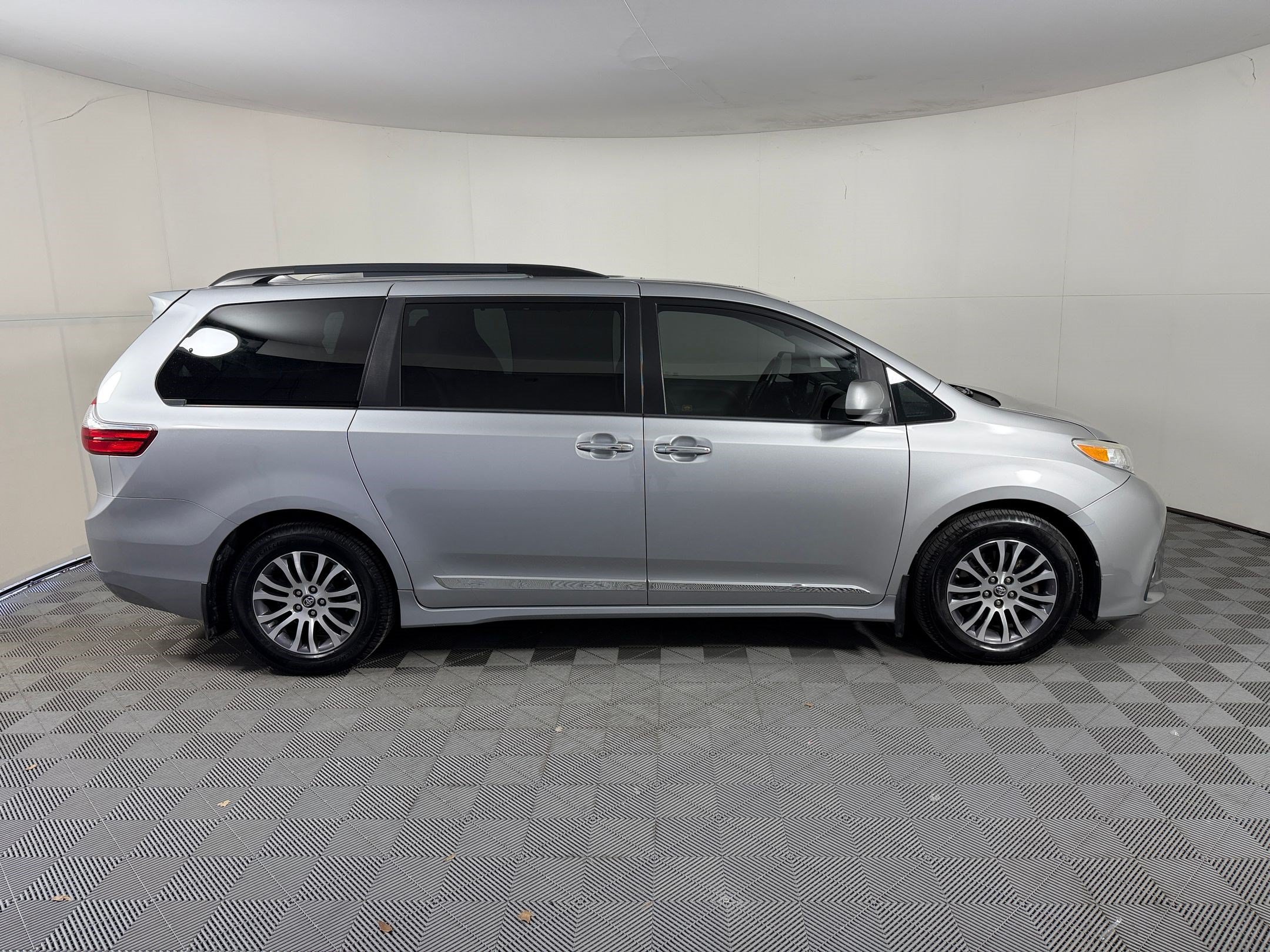 Used 2018 Toyota Sienna XLE w/ XLE Navigation Package FWD image 8
