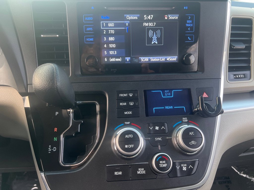 Used 2017 Toyota Sienna LE w/ Protection Package image 27