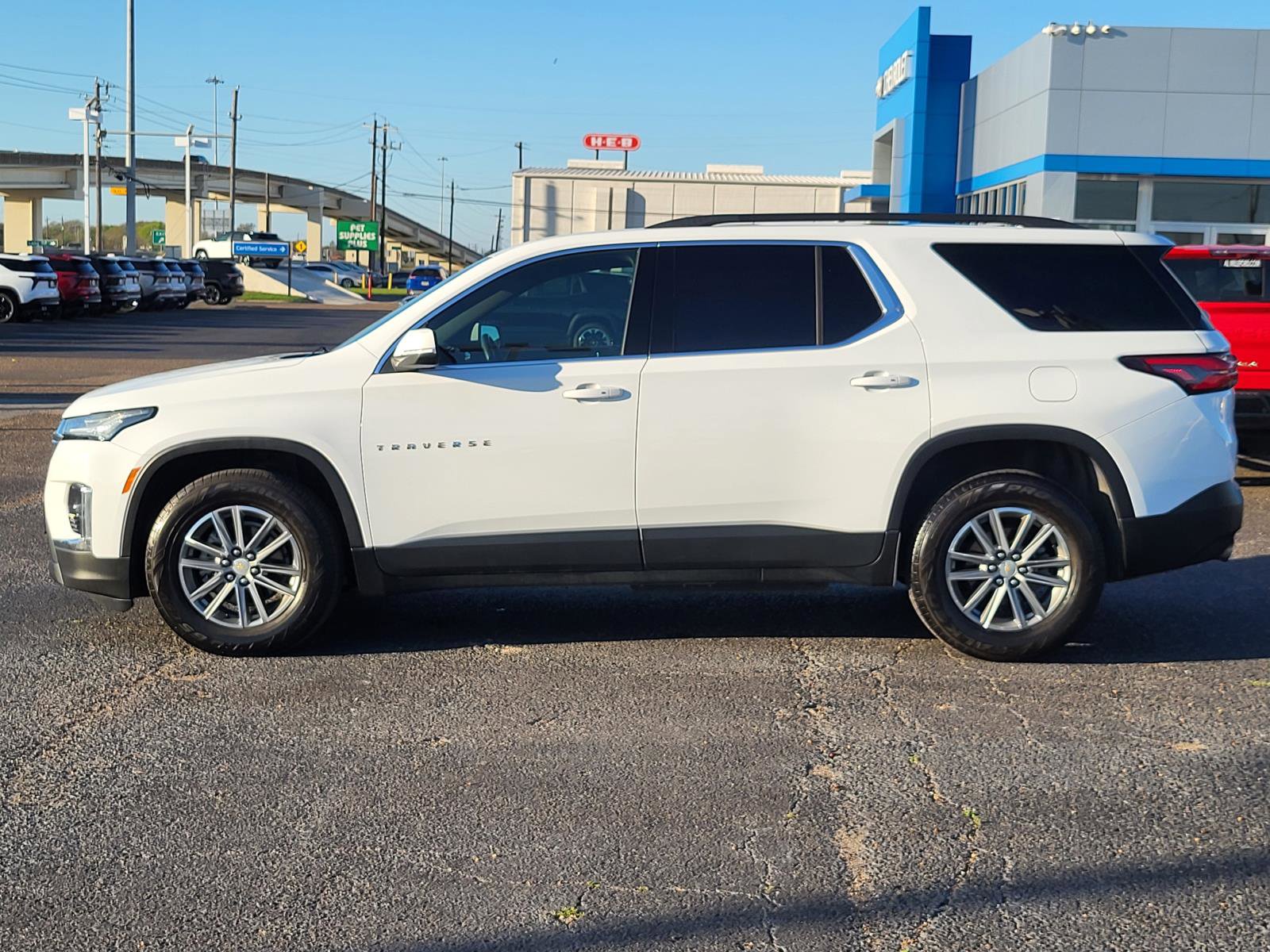 Used 2023 Chevrolet Traverse LT image 2