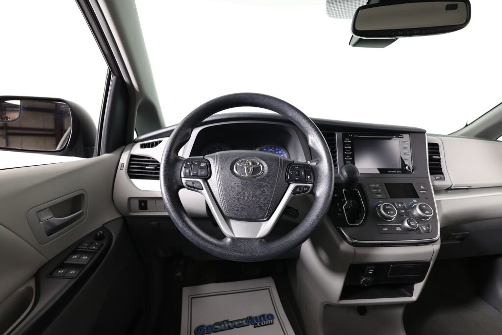 Used 2018 Toyota Sienna LE FWD image 26