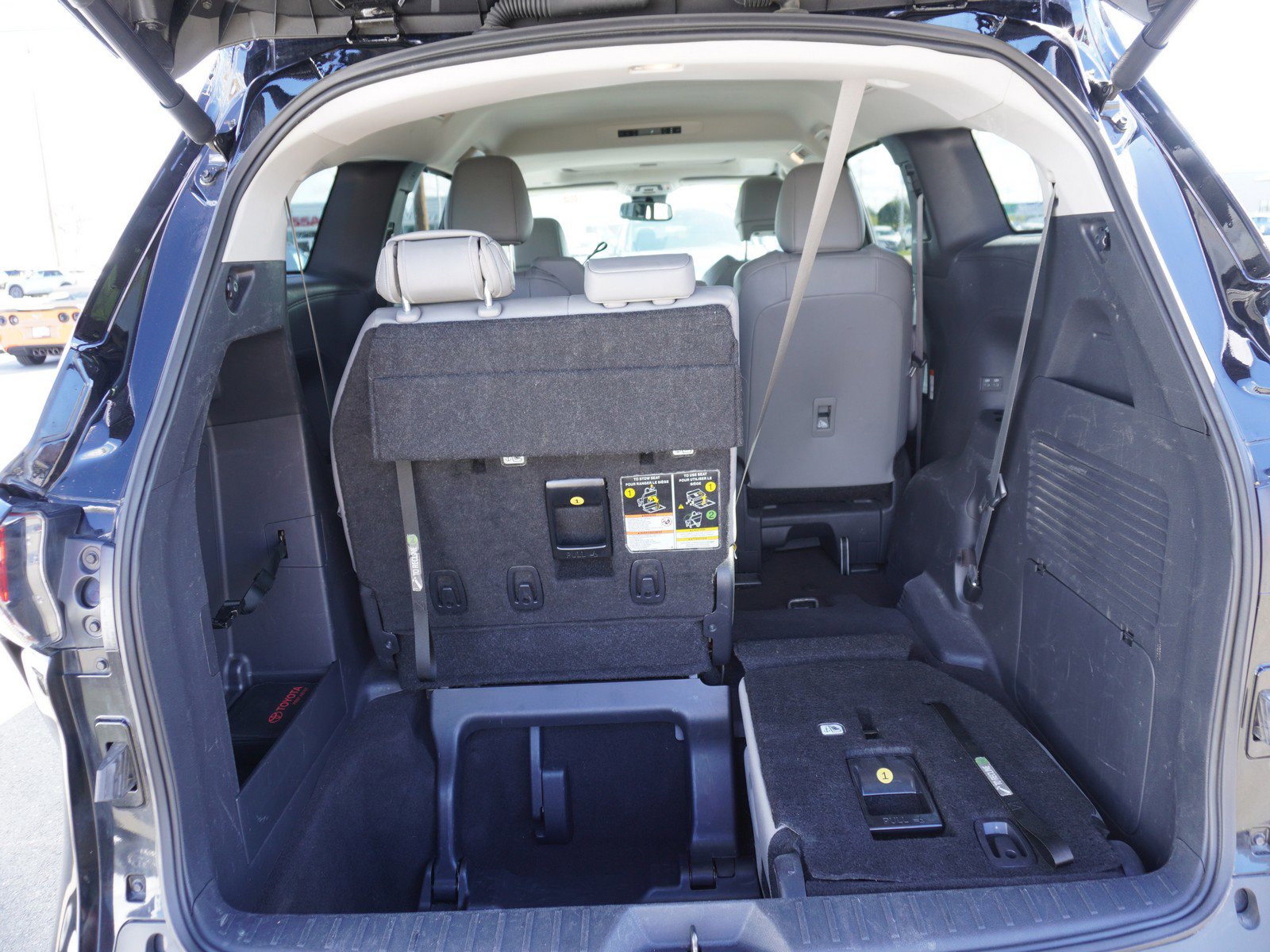 Used 2025 Toyota Sienna XLE image 10