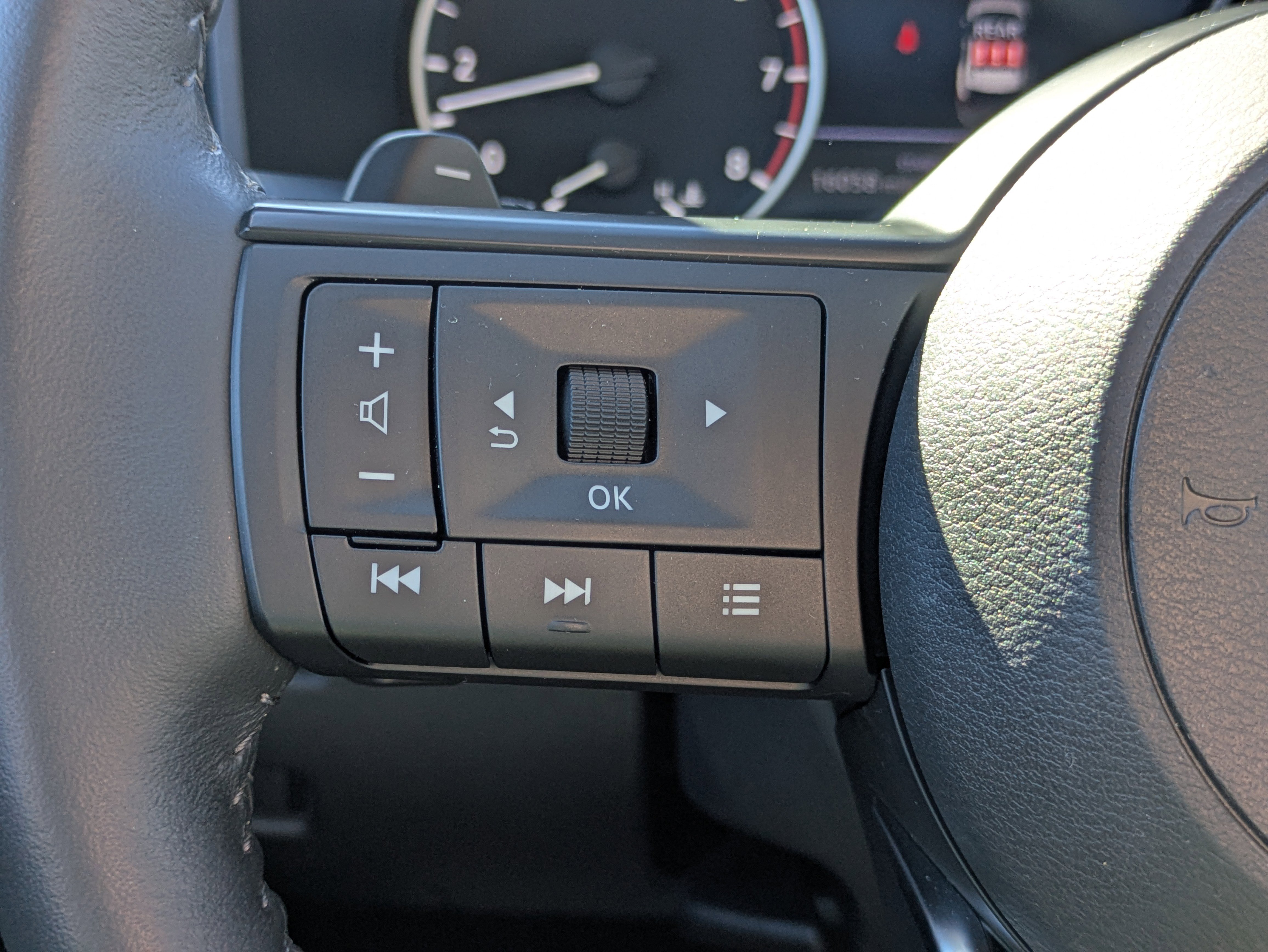 Used 2024 Nissan Rogue SV w/ SV Premium Package image 17