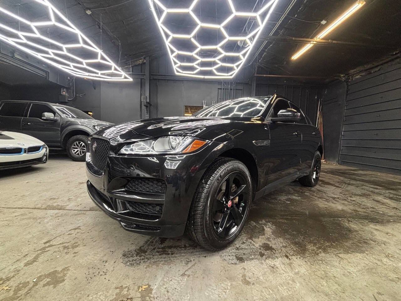 Used 2017 Jaguar F-PACE Premium image 2