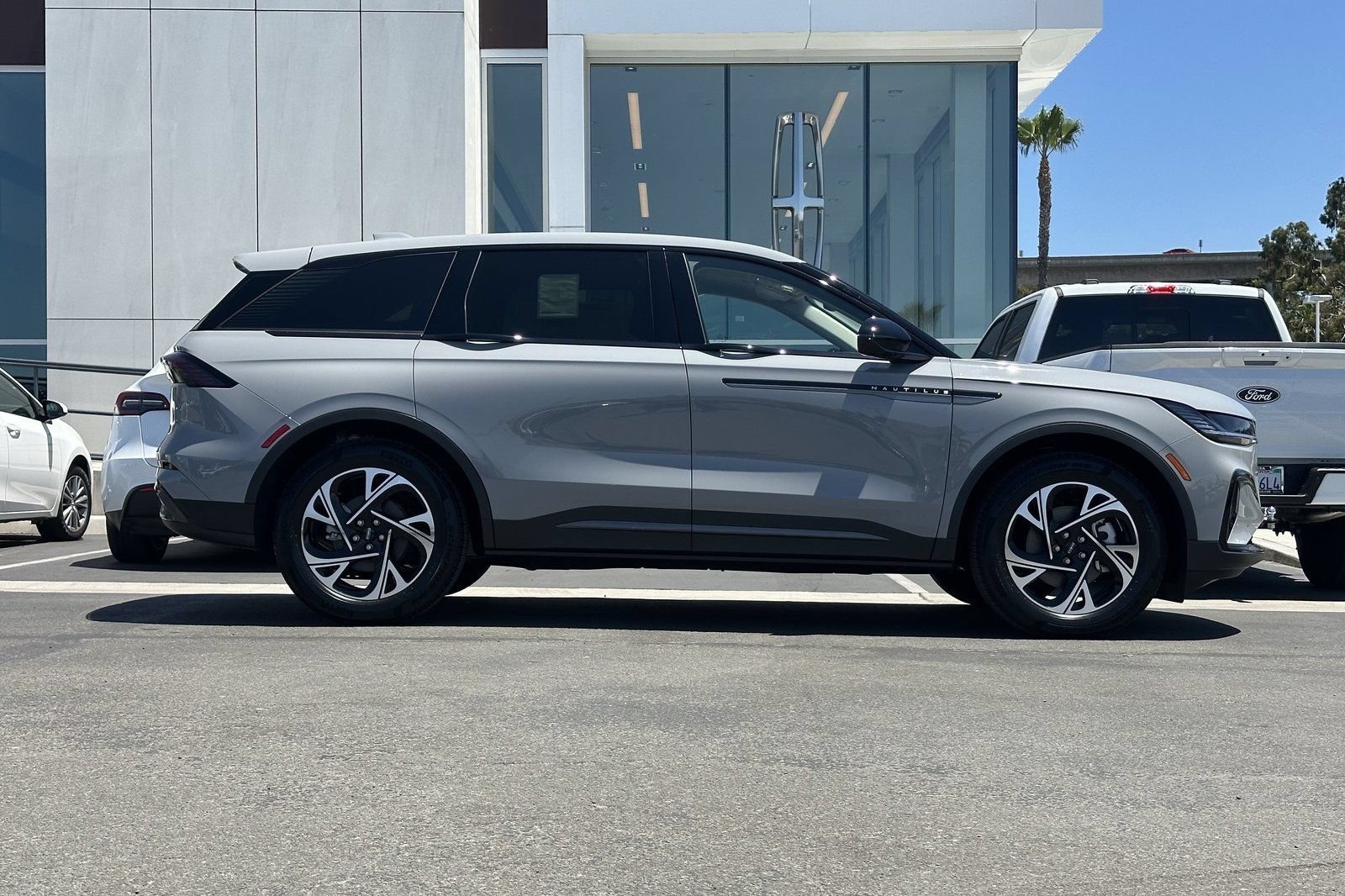New 2026 Lincoln Nautilus Premier w/ Jet Appearance Package AWD/4WD image 8