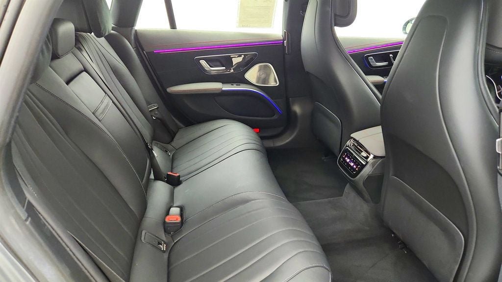 Used 2022 Mercedes-Benz EQS 580 4MATIC Sedan w/ Exclusive Trim Package image 23