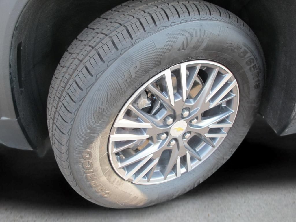 Used 2025 Chevrolet Traverse LT w/ Driver Confidence Package FWD image 25