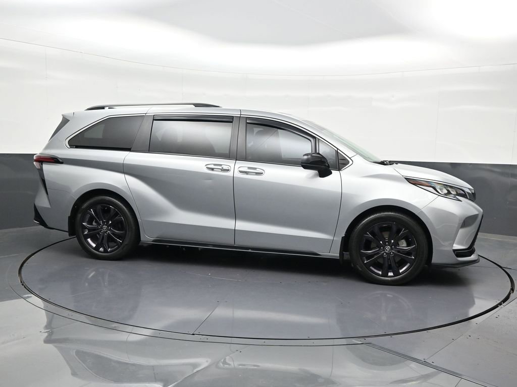 Used 2024 Toyota Sienna XSE w/ XSE Plus Package FWD image 7