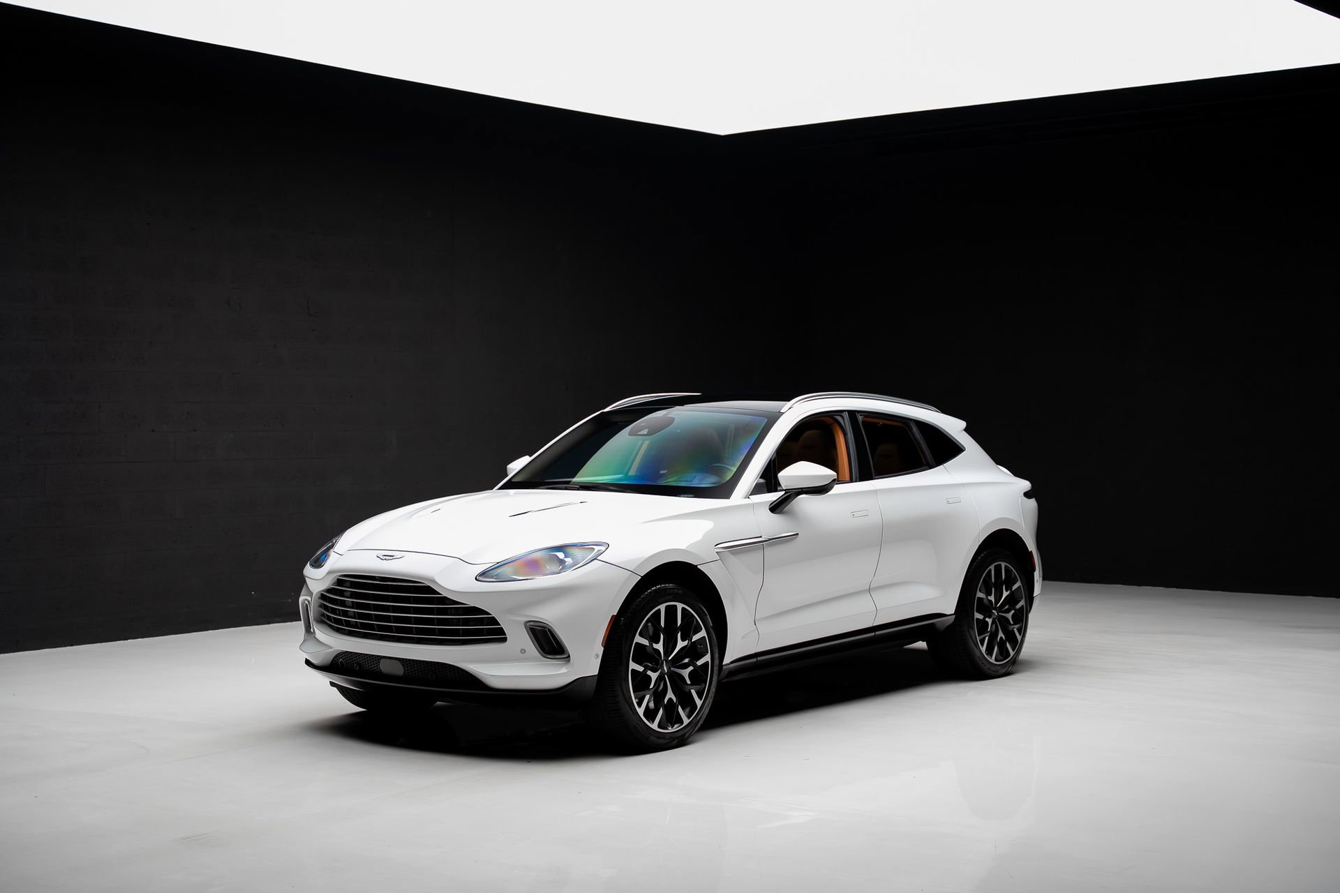 Used 2023 Aston Martin DBX AWD/4WD image 4