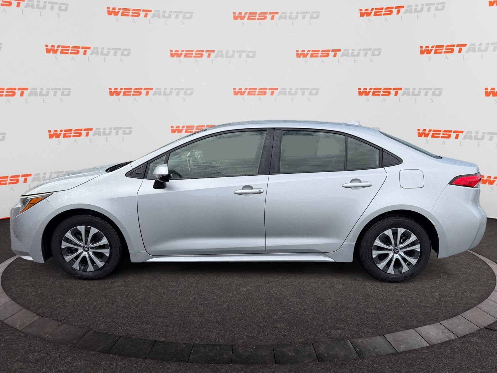 Used 2021 Toyota Corolla LE FWD image 2