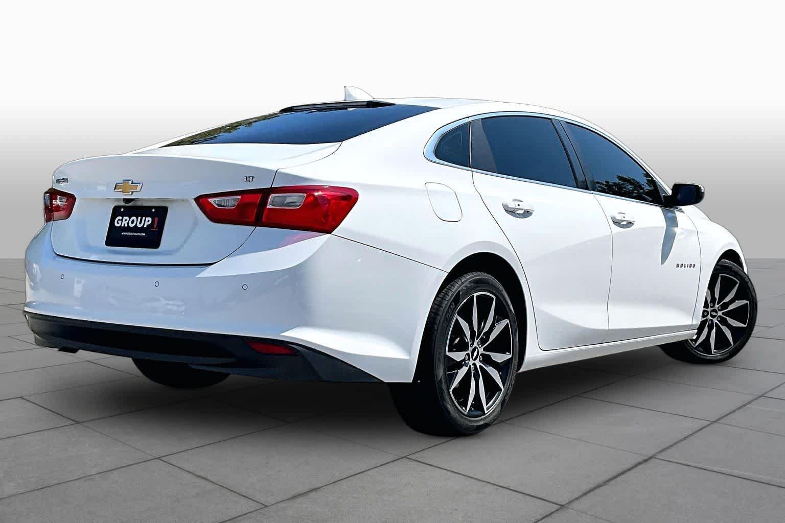 Used 2018 Chevrolet Malibu LT w/ Leather Package FWD image 12