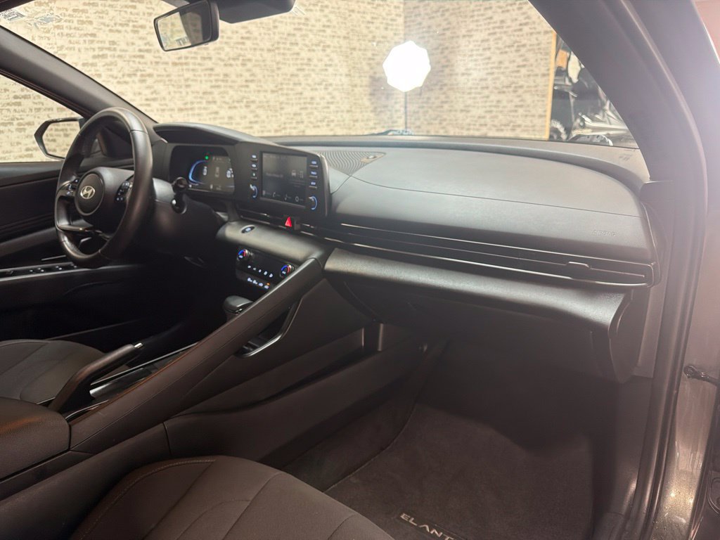 Certified 2025 Hyundai Elantra Sport FWD image 12