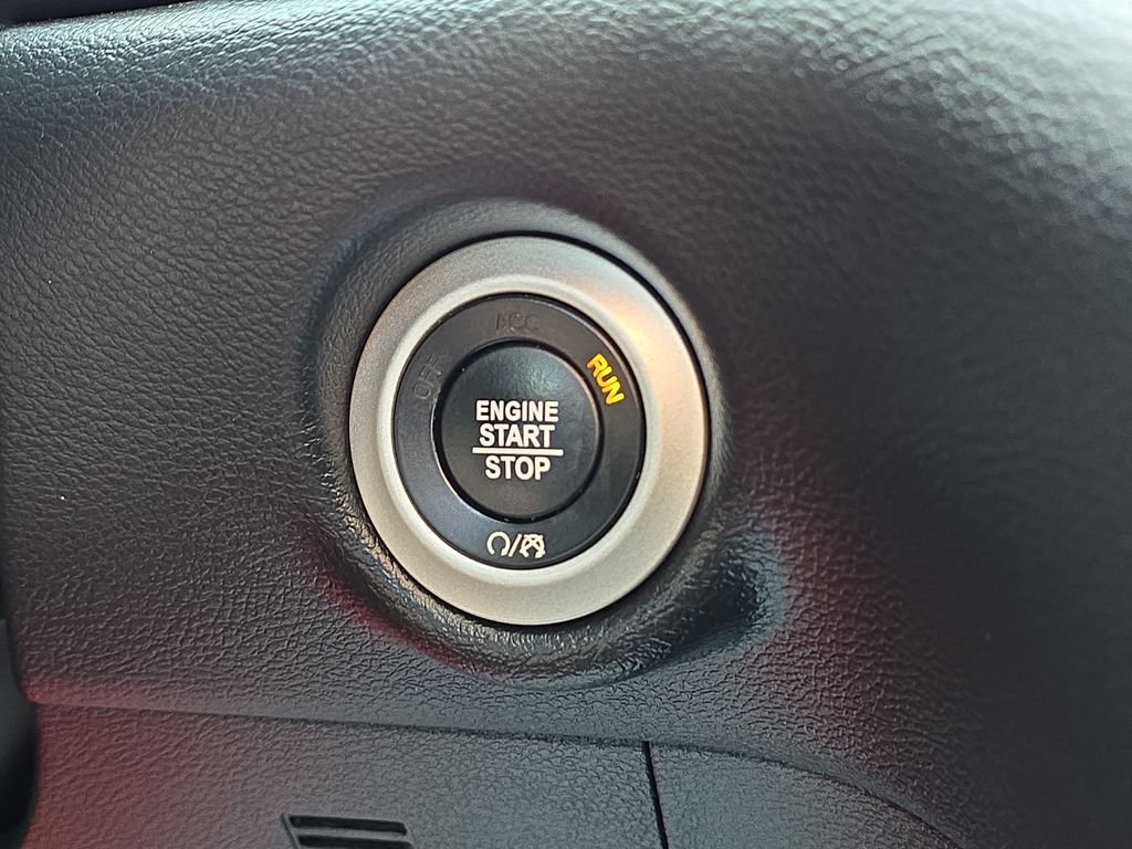 Used 2025 Chrysler Pacifica Select FWD image 21