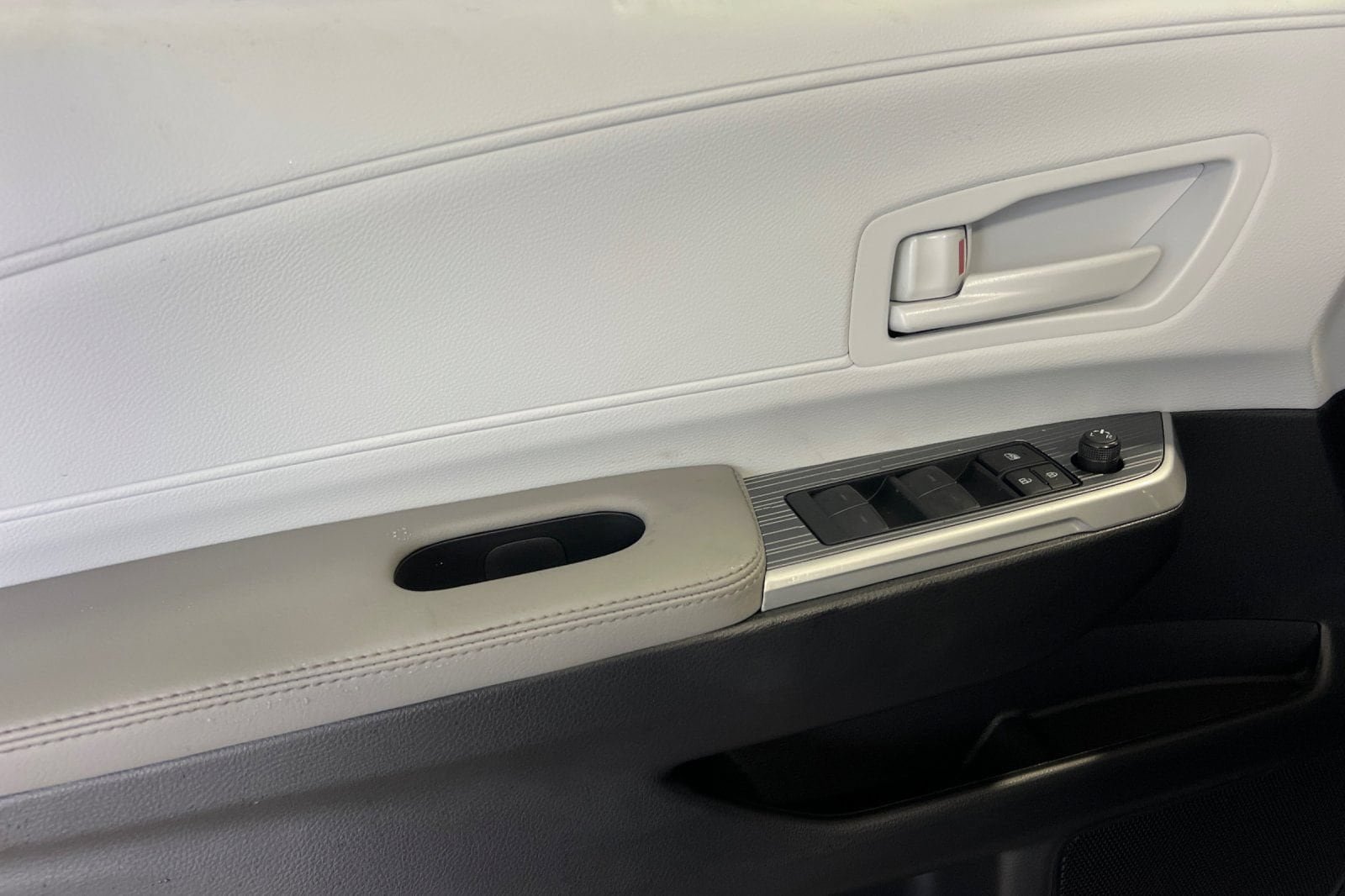 New 2026 Toyota Sienna LE FWD image 10