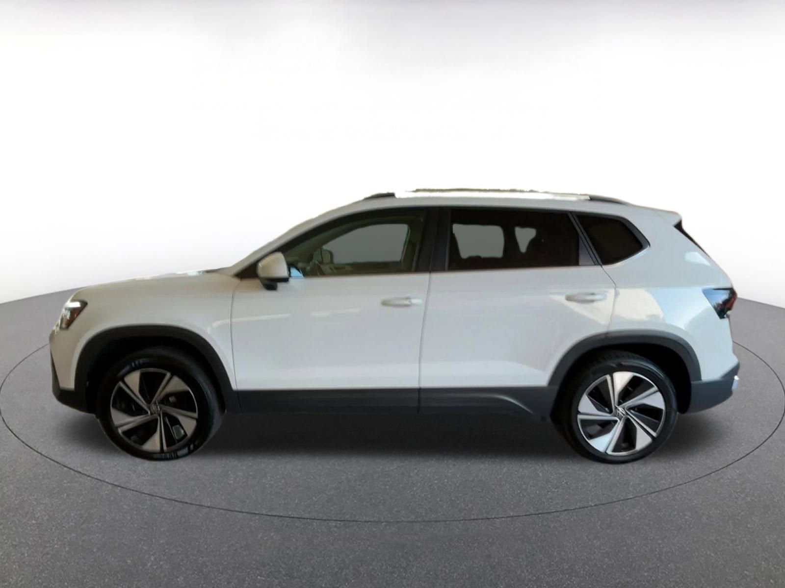 Used 2025 Volkswagen Taos SE image 9