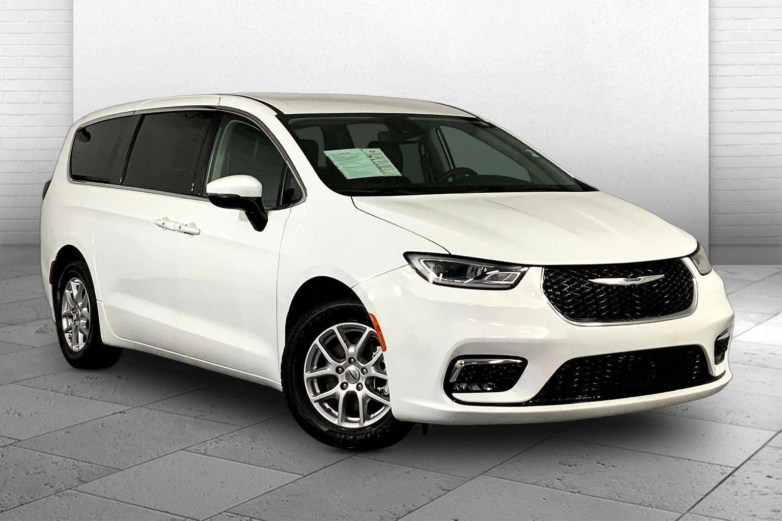 Used 2023 Chrysler Pacifica Touring-L FWD image 1