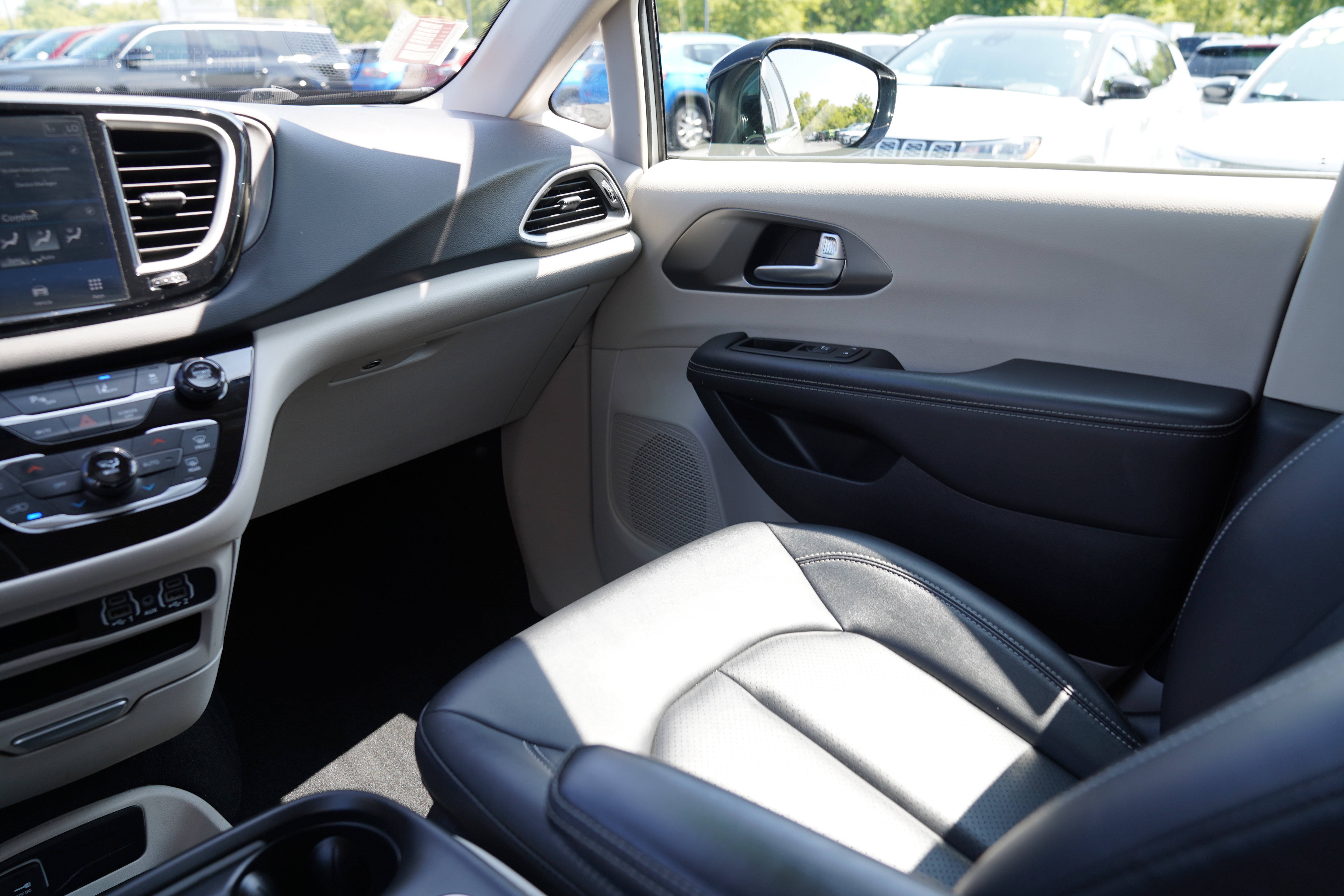 Used 2024 Chrysler Pacifica Touring-L FWD image 14