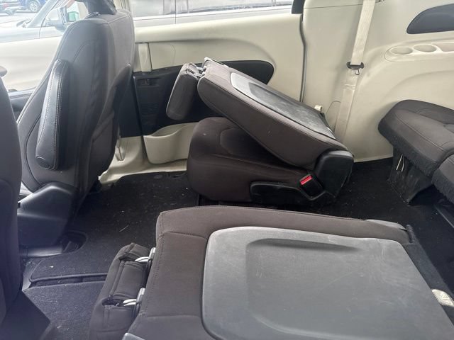 Used 2017 Chrysler Pacifica Touring FWD image 9