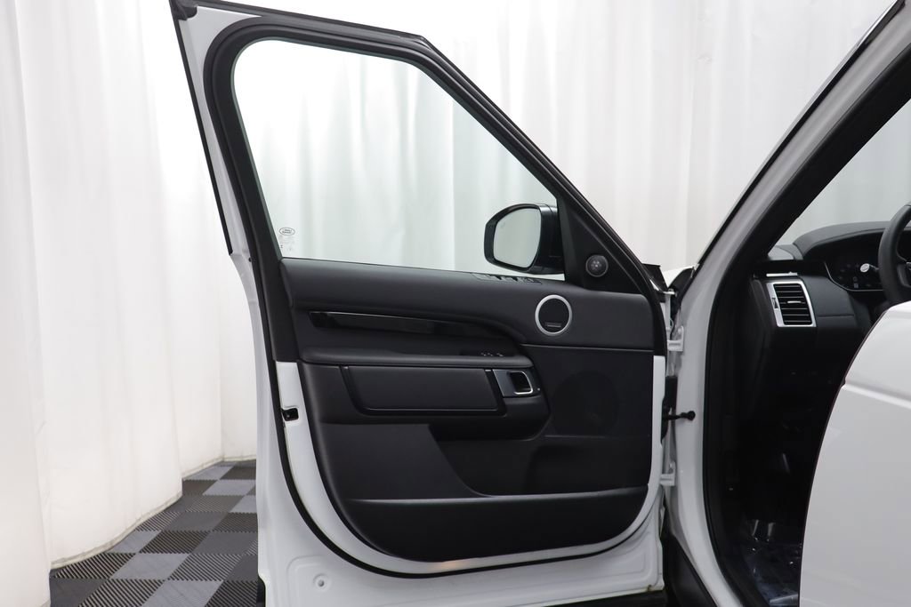 Used 2025 Land Rover Discovery S image 4