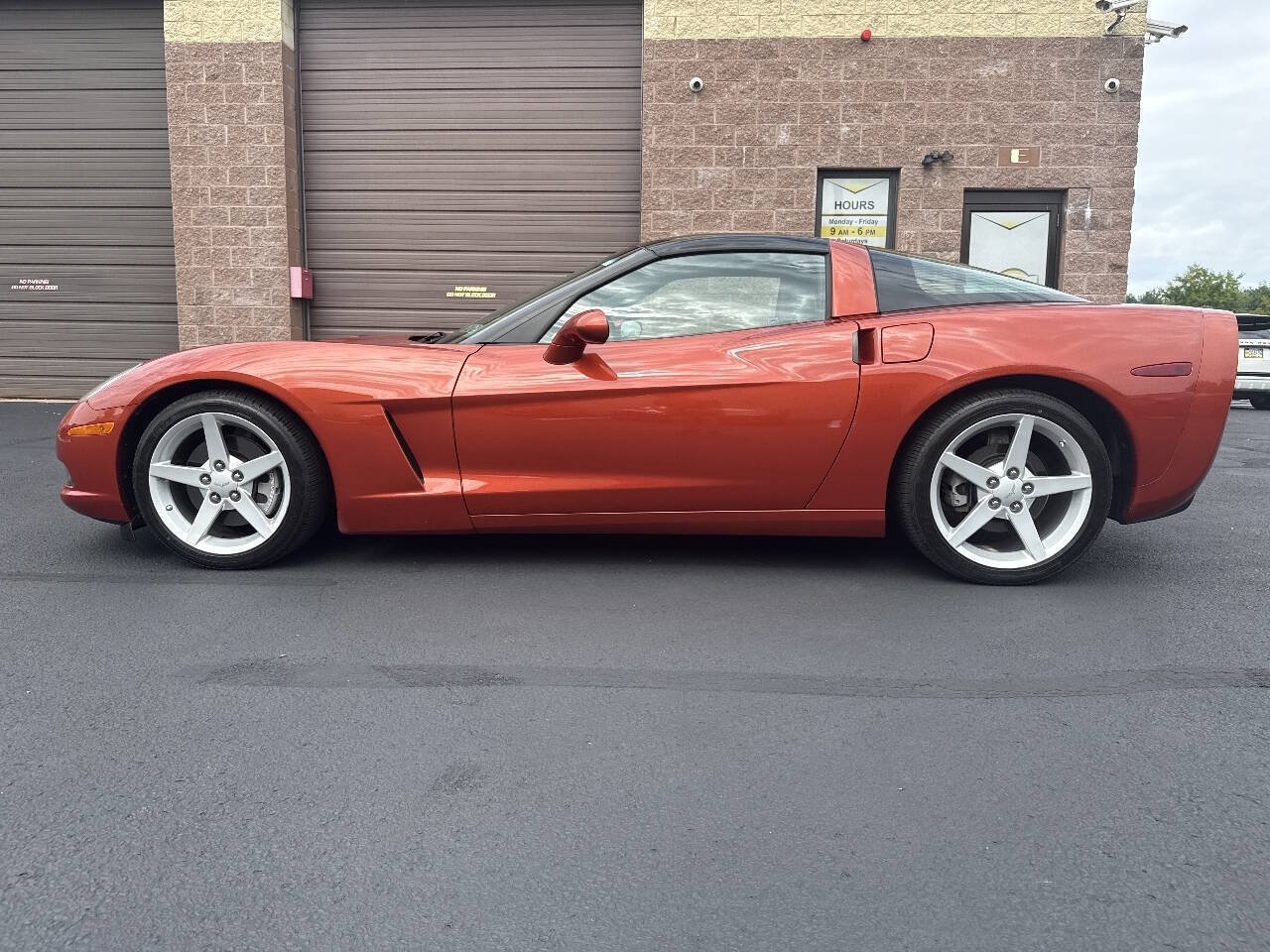 Used 2005 Chevrolet Corvette Coupe w/ Preferred Equipment Group RWD image 21