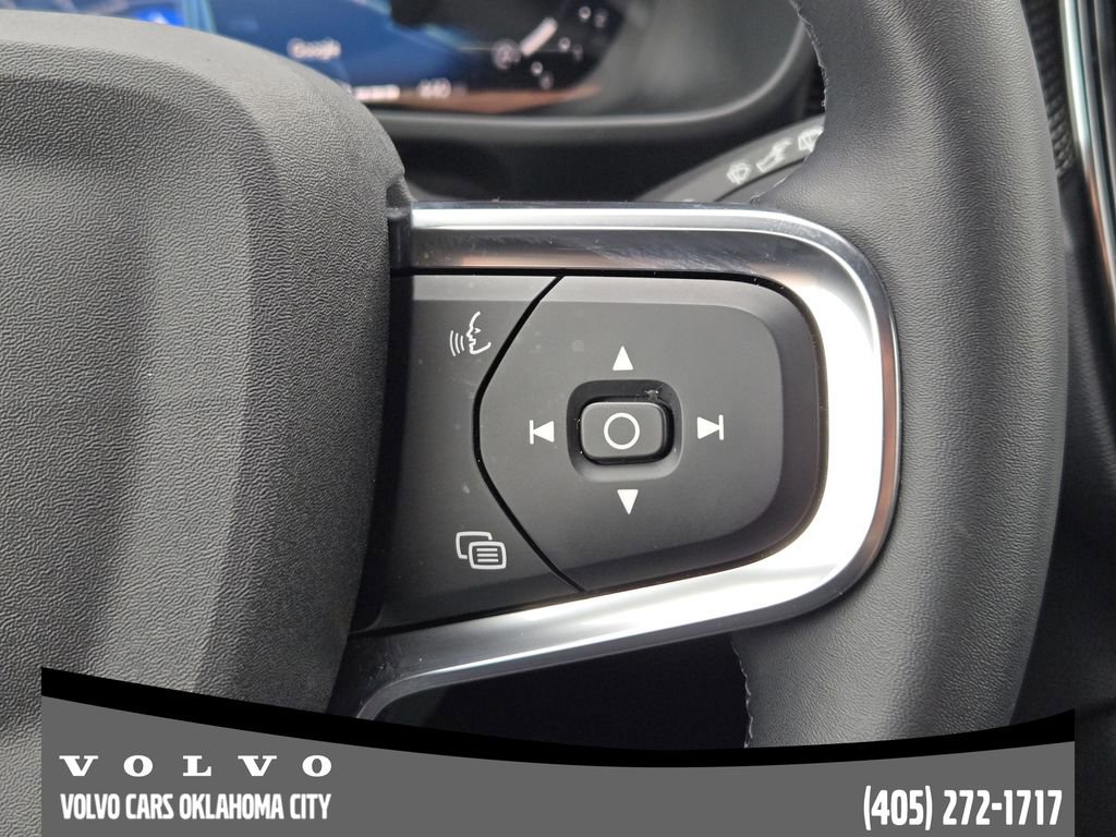 Certified 2025 Volvo XC40 B5 Plus AWD/4WD image 28