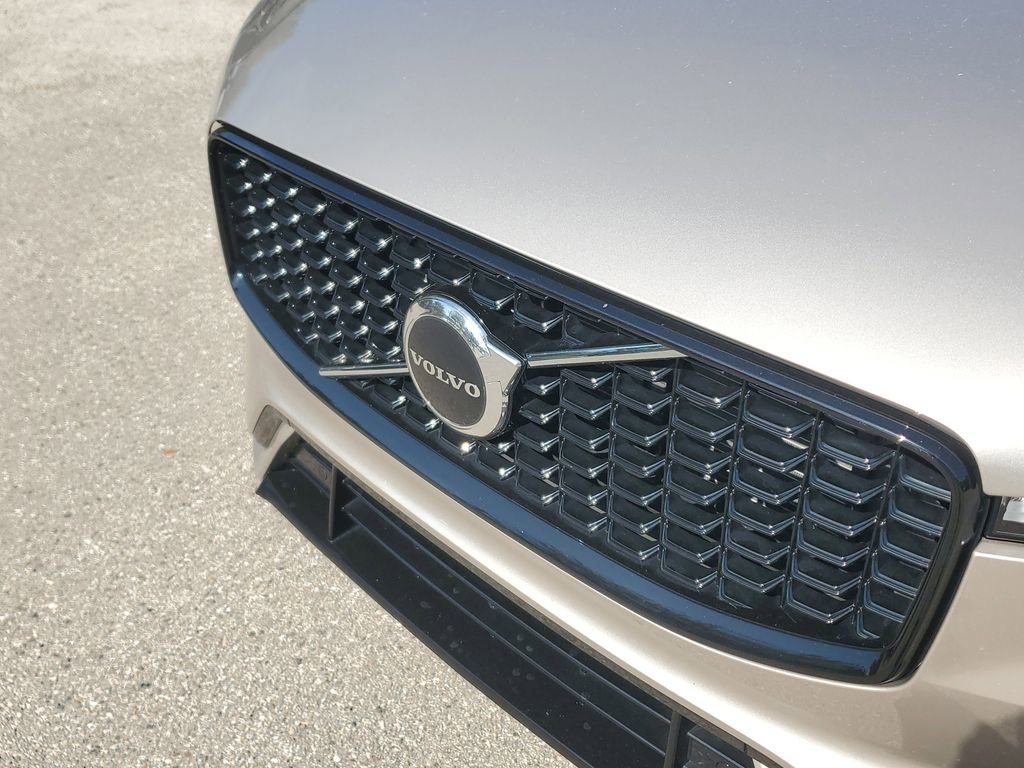Used 2024 Volvo XC60 B5 Core image 10