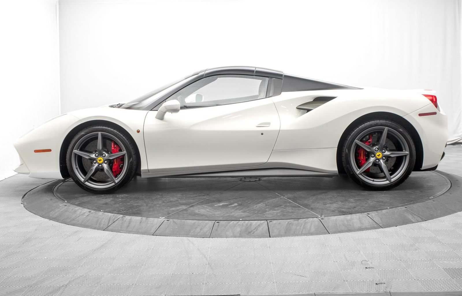 Used 2018 Ferrari 488 Spider RWD image 13