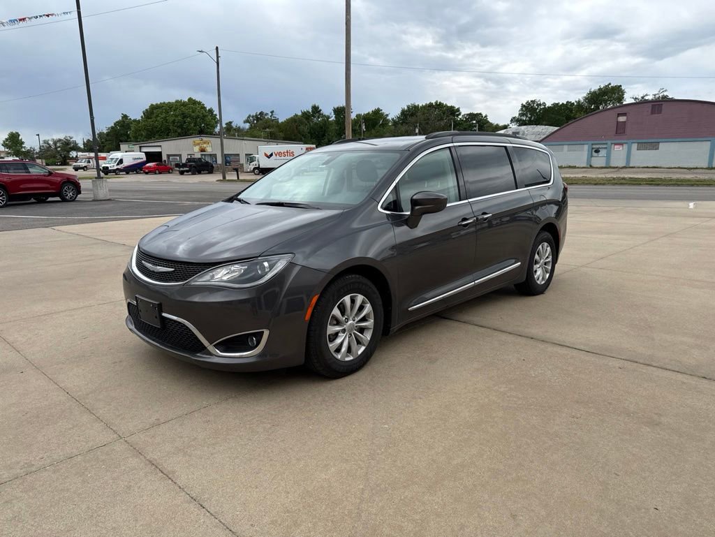 Used 2017 Chrysler Pacifica Touring-L FWD image 7
