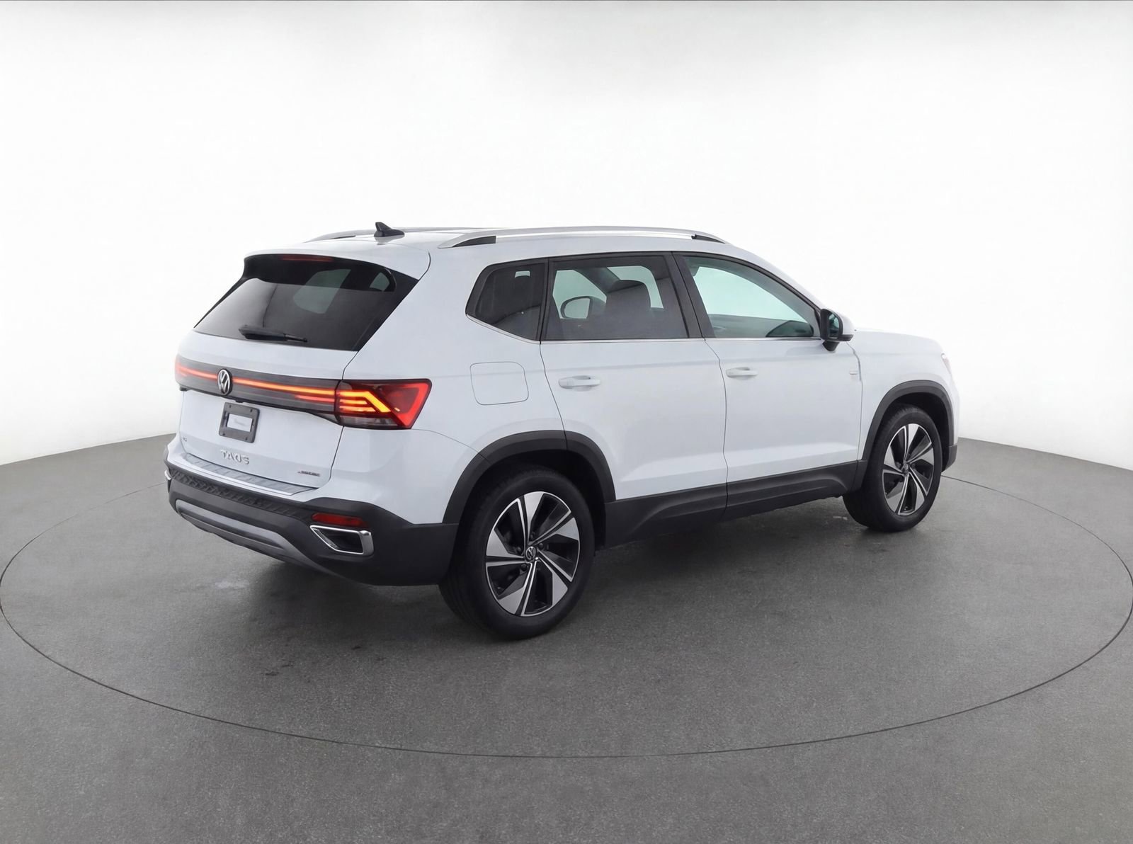 Used 2025 Volkswagen Taos SE w/ Panoramic Sunroof Package AWD/4WD image 3