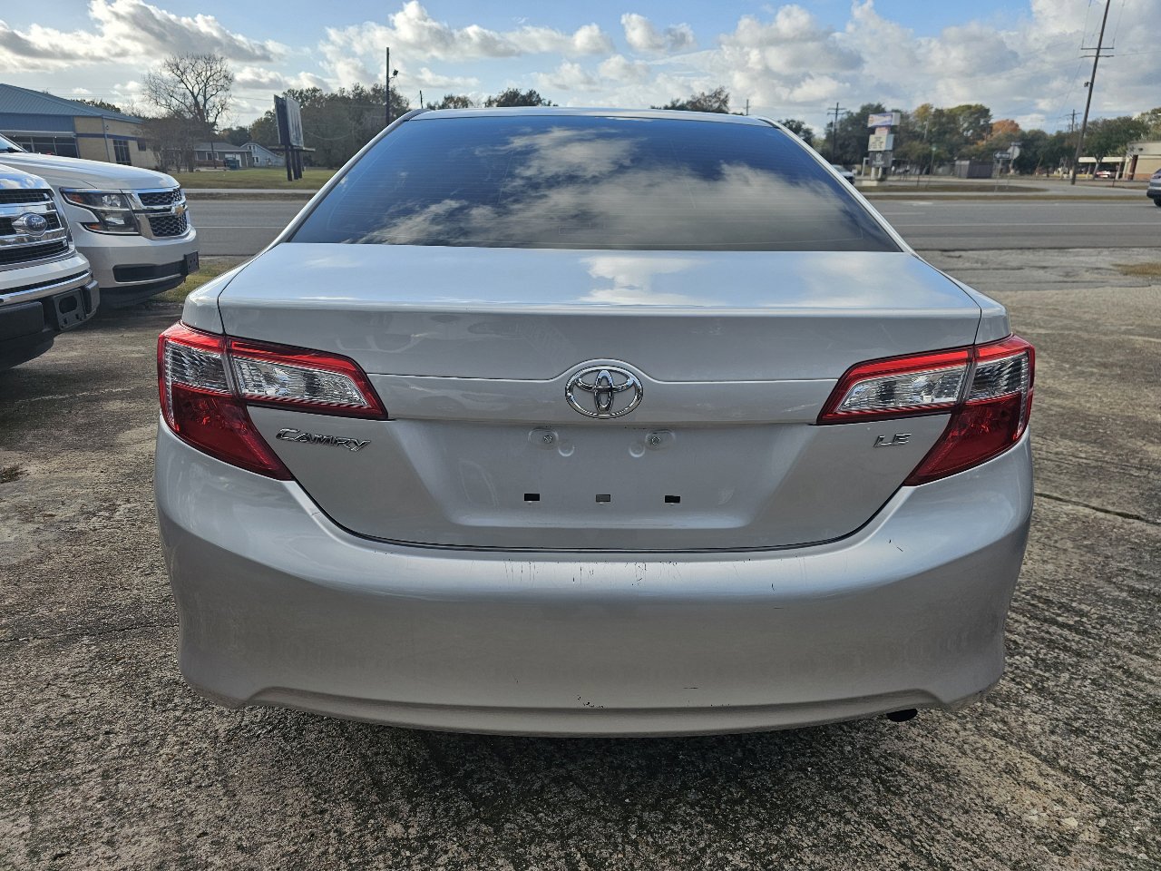 Used 2014 Toyota Camry L image 9
