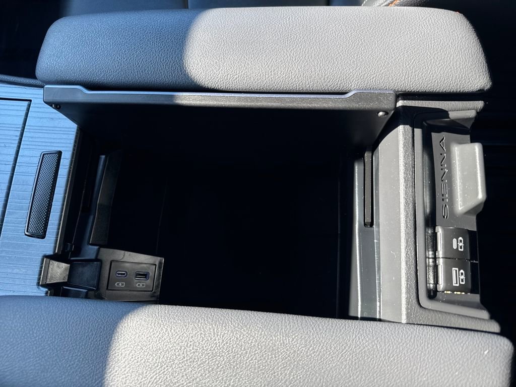 Used 2022 Toyota Sienna XSE image 29