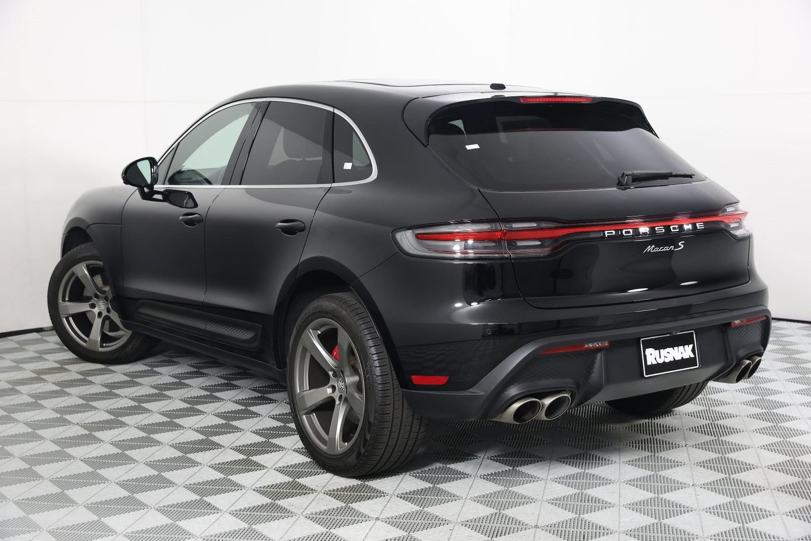 Certified 2023 Porsche Macan S AWD/4WD image 3