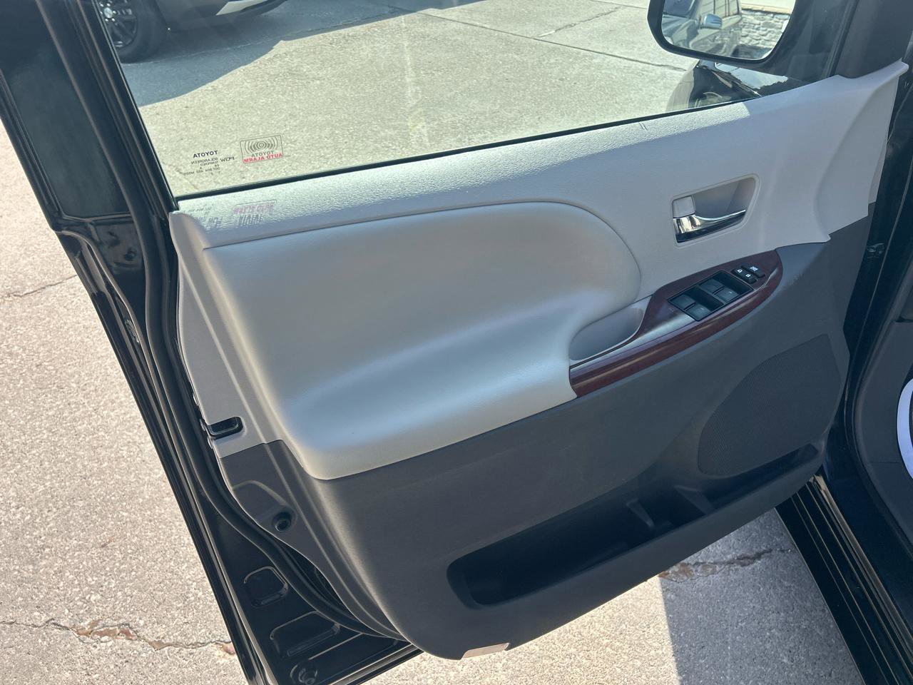 Used 2014 Toyota Sienna XLE w/ Entertainment Package FWD image 9