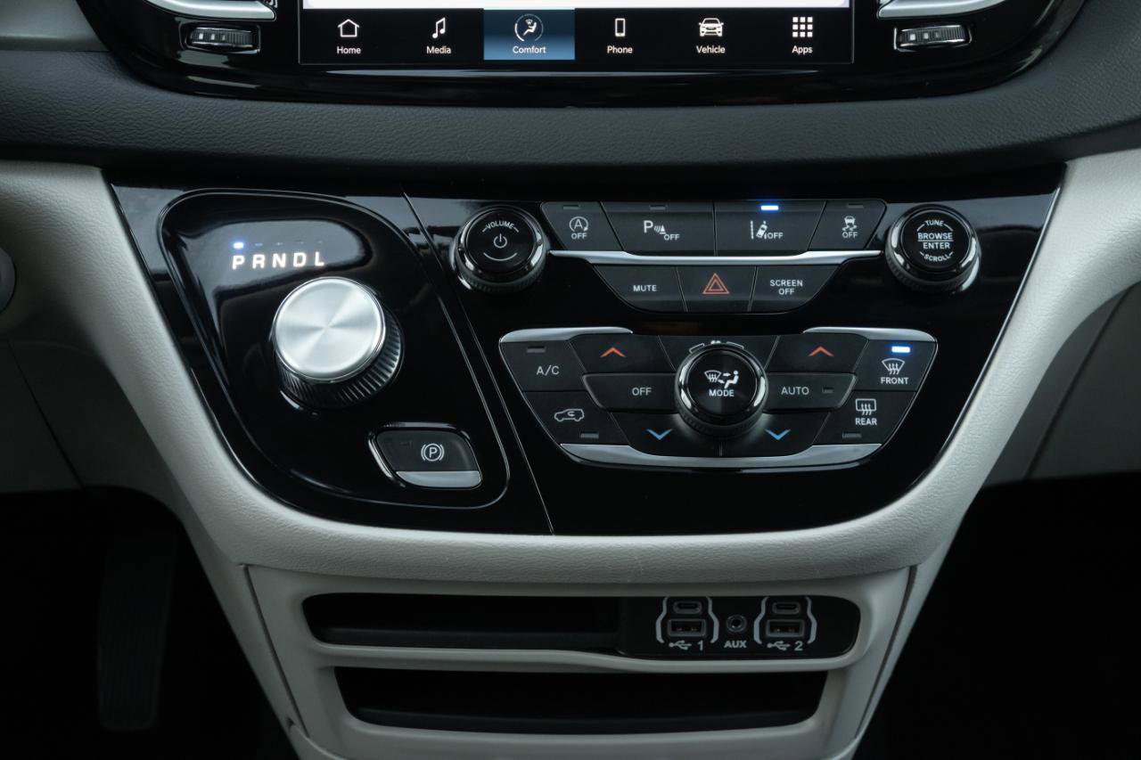 Used 2024 Chrysler Pacifica Touring-L image 33