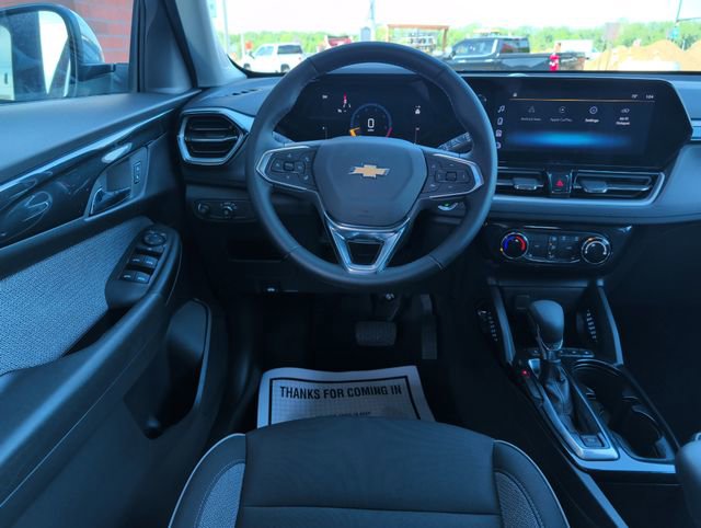 Used 2024 Chevrolet TrailBlazer LT w/ LT Cold Weather Package FWD image 3