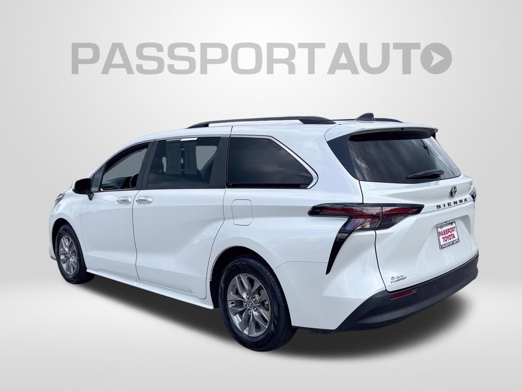 Certified 2026 Toyota Sienna XLE FWD image 3