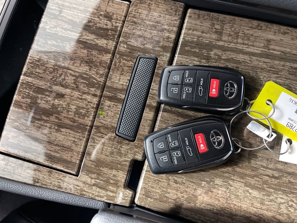 Used 2026 Toyota Sienna Platinum image 24