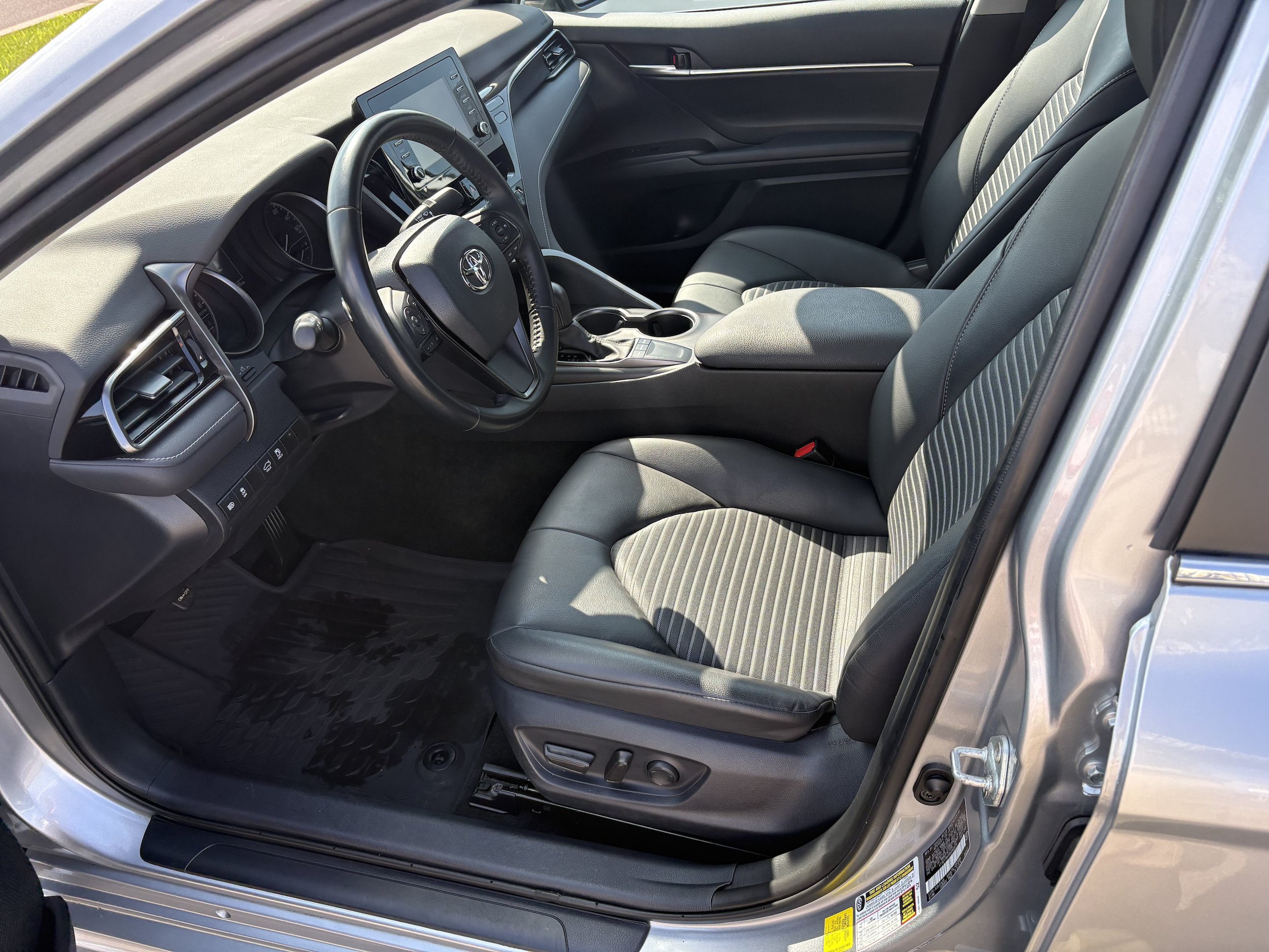 Used 2024 Toyota Camry SE FWD image 3