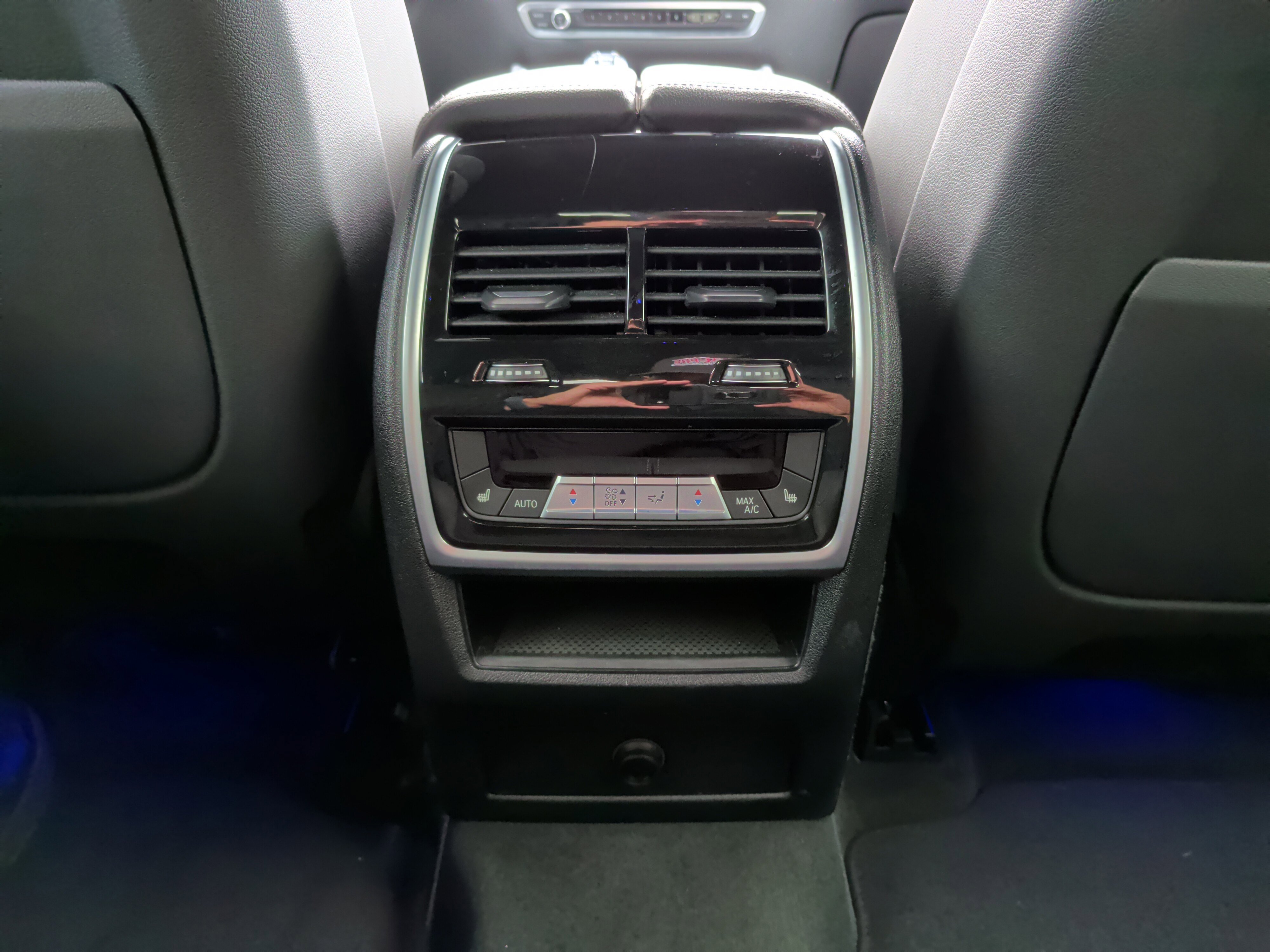 Used 2022 BMW X6 M50i w/ Executive Package image 41