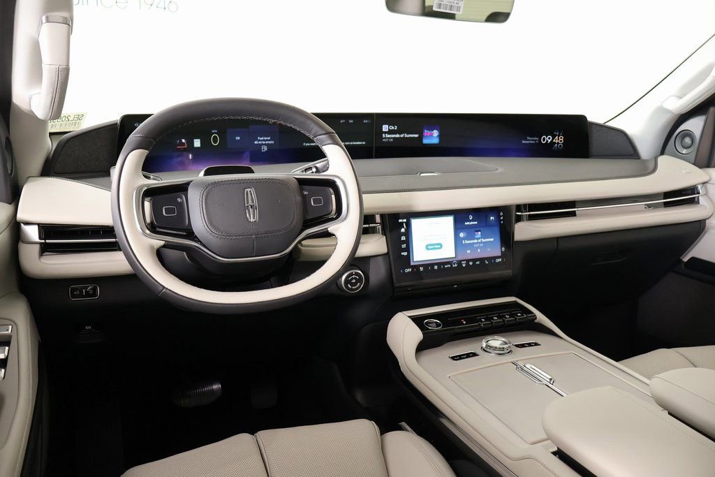 New 2025 Lincoln Navigator Reserve image 2