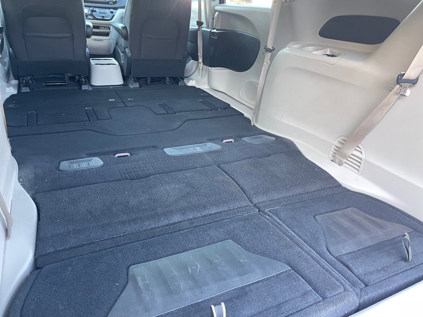 Used 2022 Chrysler Voyager LX image 22