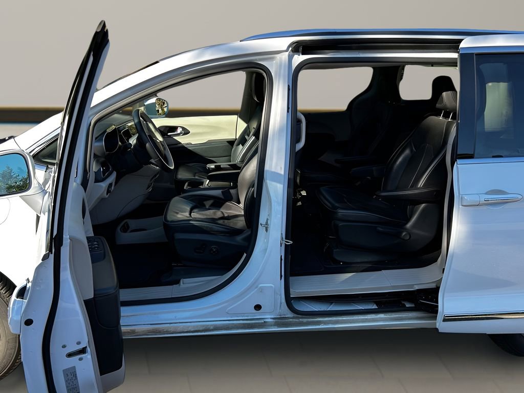 Used 2018 Chrysler Pacifica Limited w/ Advanced Safetytec Group FWD image 8