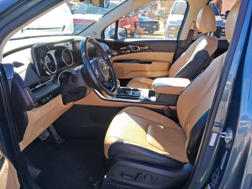 Used 2024 Kia Carnival EX image 9