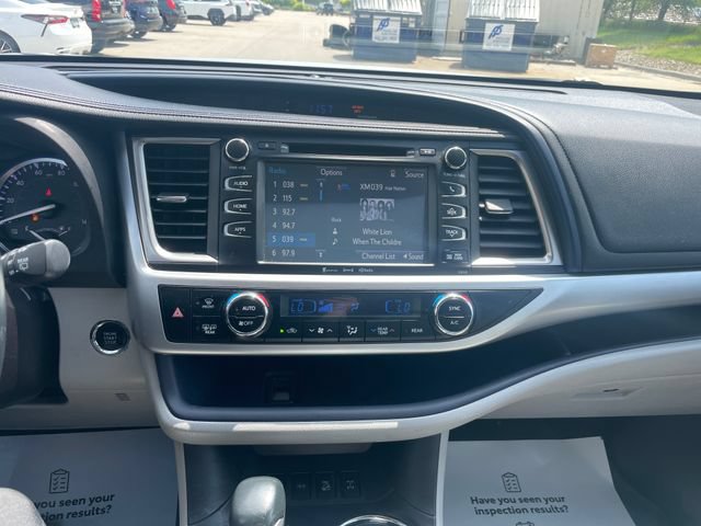Used 2016 Toyota Highlander XLE AWD/4WD image 12