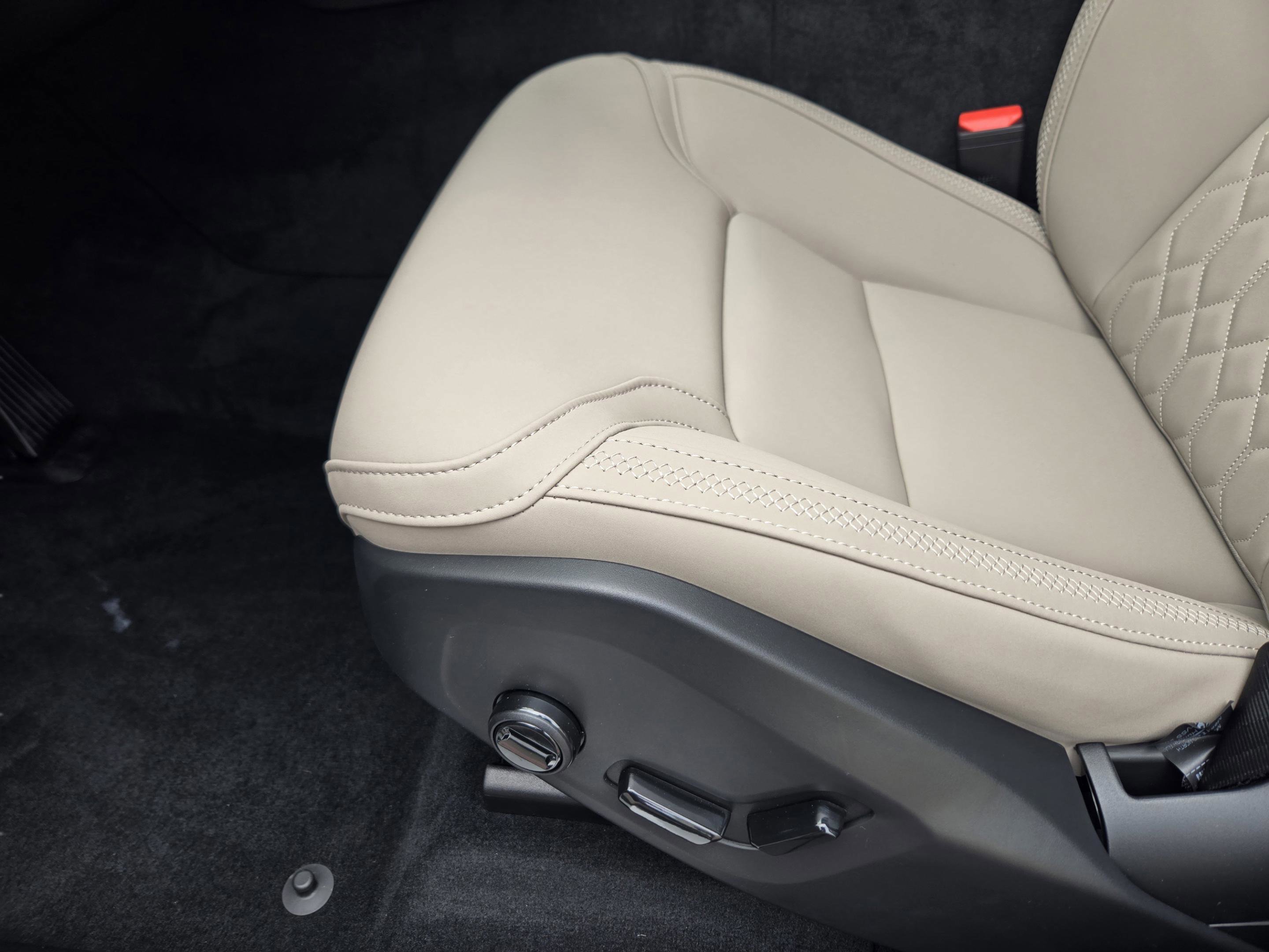 New 2026 Volvo XC60 B5 Plus w/ Protection Package Premier image 21