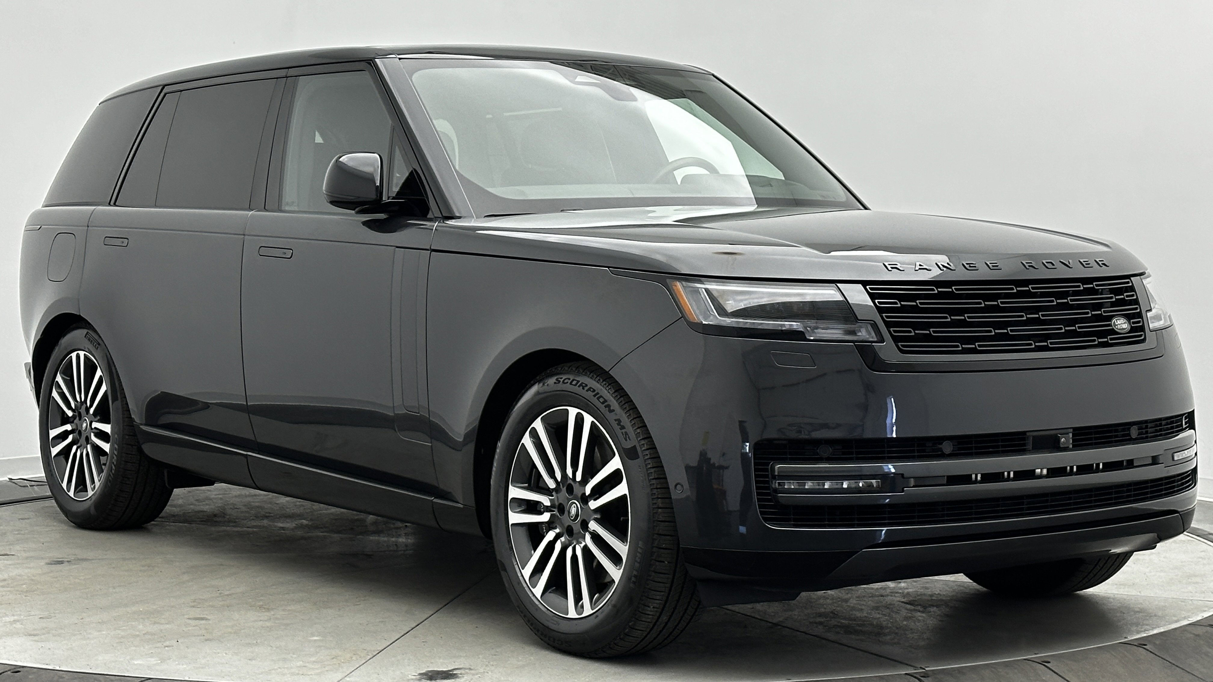 Used 2025 Land Rover Range Rover Long Wheelbase SE image 3