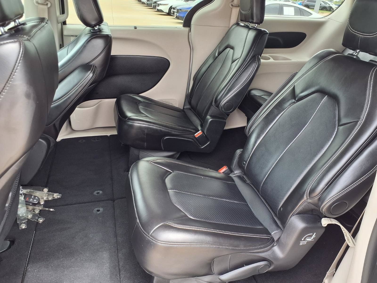 Used 2024 Chrysler Pacifica Touring-L FWD image 24