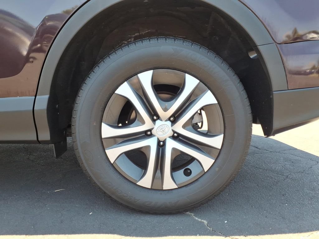 Used 2018 Toyota RAV4 LE FWD image 21