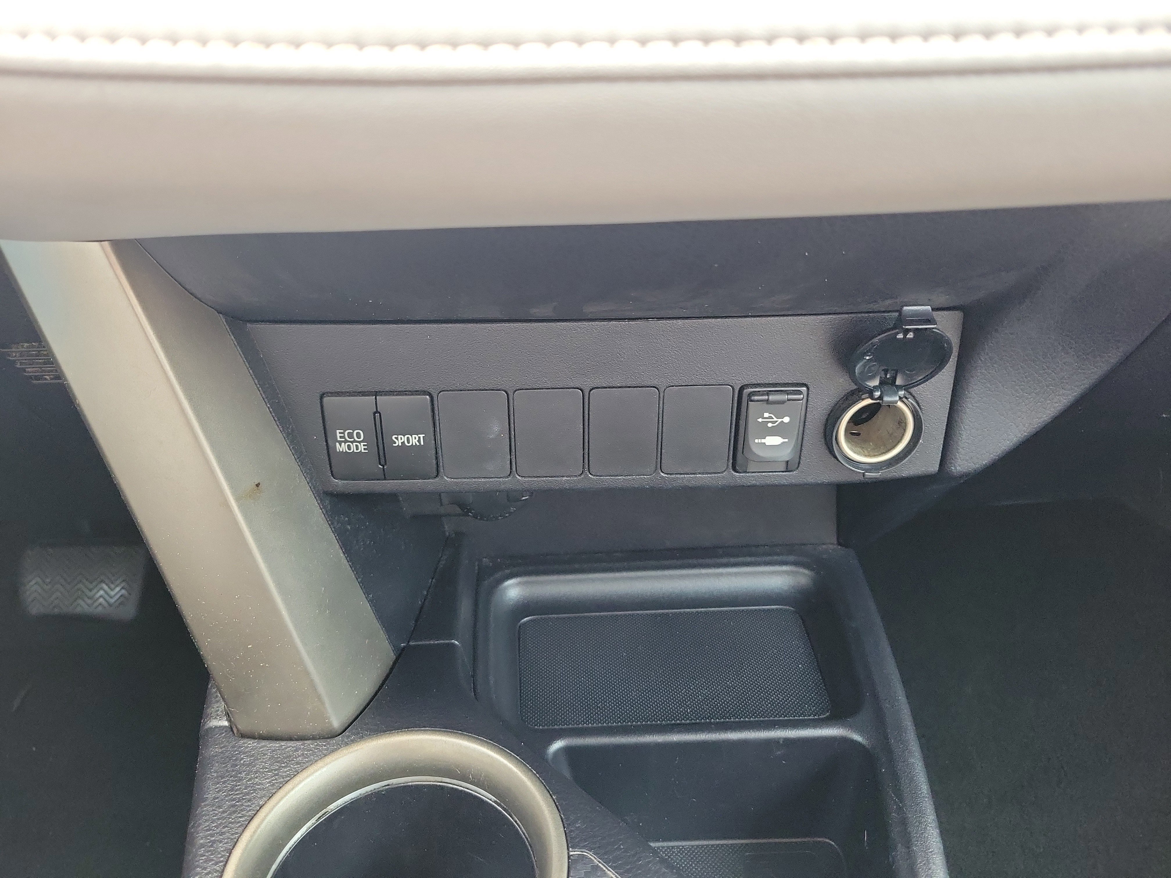 Used 2015 Toyota RAV4 XLE image 16