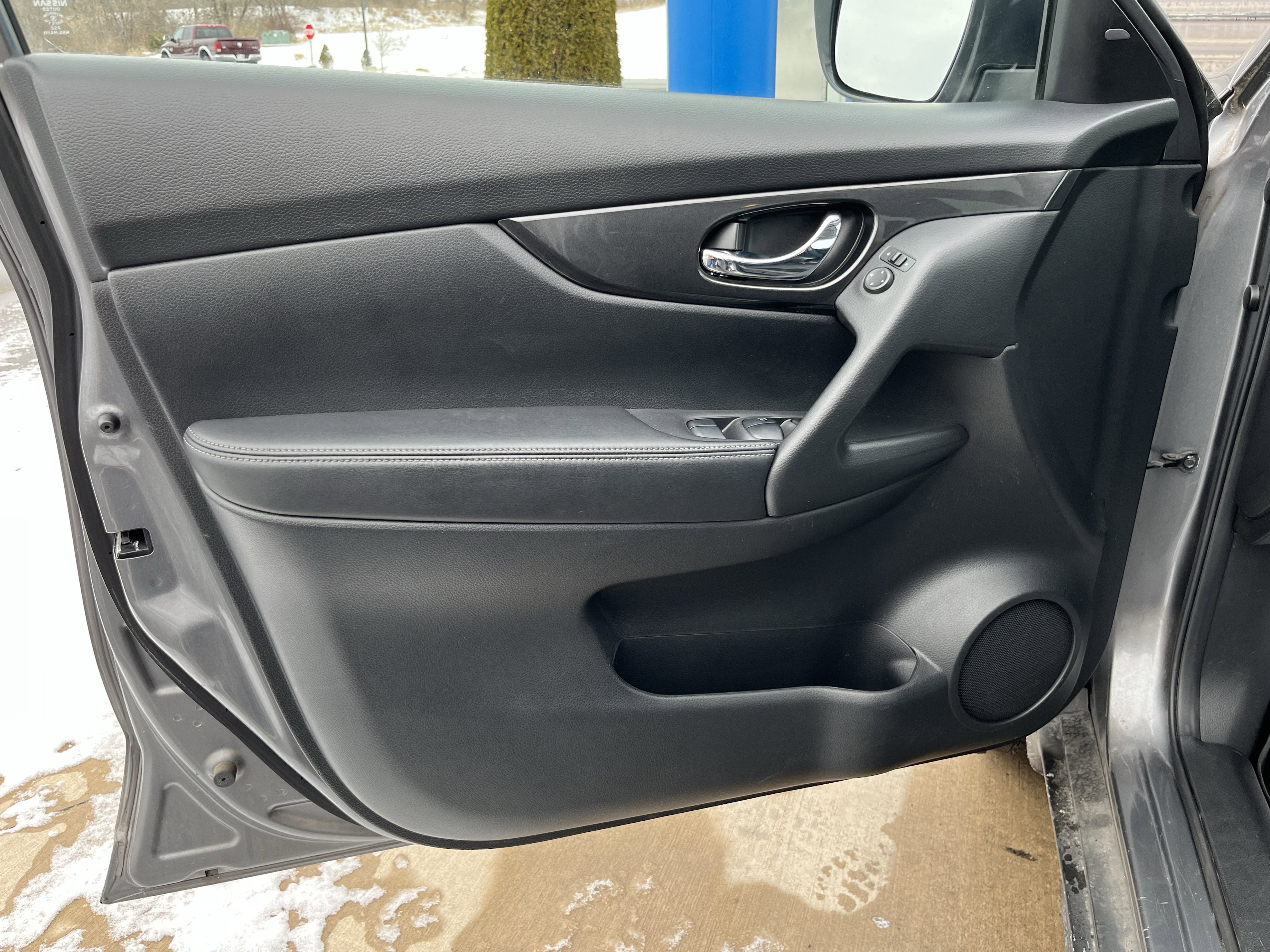 Used 2017 Nissan Rogue SV w/ Sun & Sound Touring Package image 17